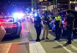 洛杉矶抗议升级警方发射催泪弹驱散人群高速公路遭阻断