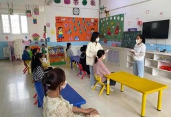 萌娃初入幼儿园，背着大书包的勇敢与不舍