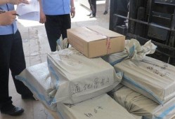 高考试卷运送，一幅严谨而庄重的画面