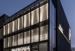 巴黎世家全球最大旗舰店在北京启幕，富士胶片跨界美妆产品｜是日美好事物