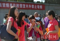考场外的温情，送女儿进考场后妈妈的热泪