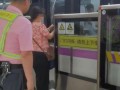 上海地铁惊险一幕！5号线被逼停？这种行为太危险，曾多次致人死亡