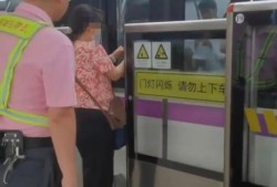 上海地铁惊险一幕！5号线被逼停？这种行为太危险，曾多次致人死亡