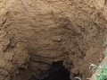 贵州毕节一玉米地现一眼看不到底深坑，镇政府：目前原因不明，应要回填