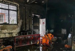 贵州一民房起火致3死，原因系手机充电器给玩具电池充电引燃沙发