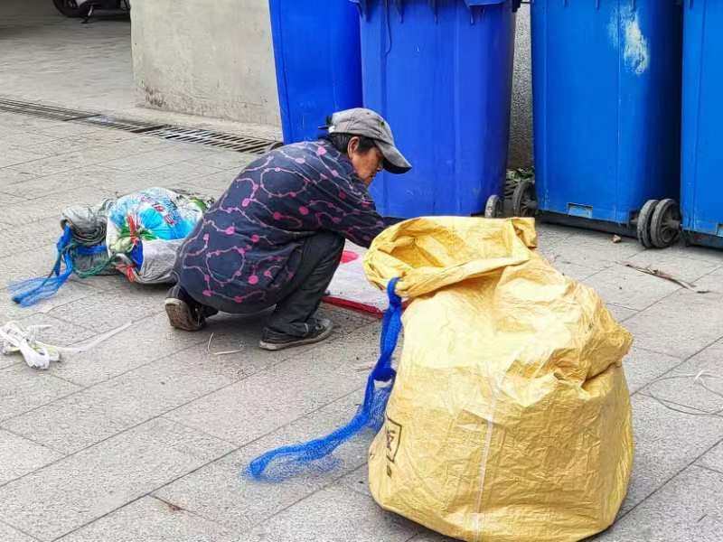 破篷子下的温情，拾荒老人与纸箱的善意传递