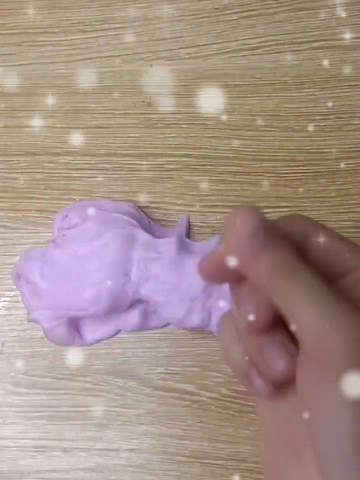 女孩在家自制起泡胶意外晕倒