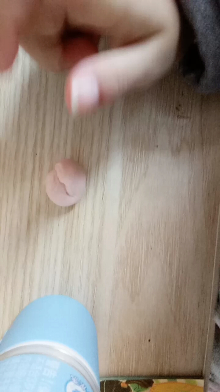 女孩在家自制起泡胶意外晕倒
