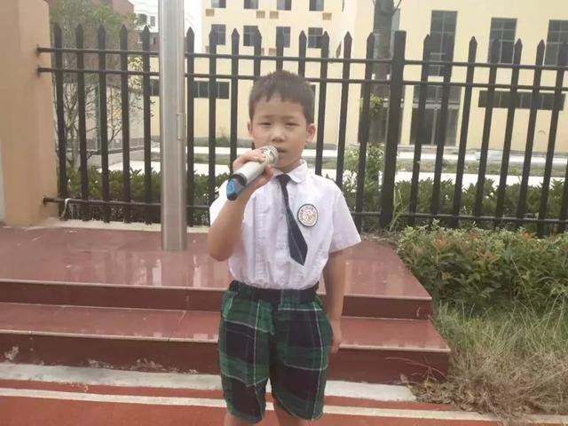 萌娃初入幼儿园，背着大书包的勇敢与不舍