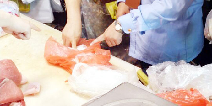 熟客爆料商家给猪肉涂抹硼砂，公众警惕食品安全问题