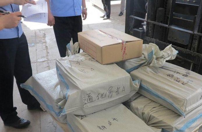 高考试卷运送，一幅严谨而庄重的画面