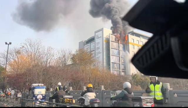 闵行一单位发生火情，已被扑灭无人员伤亡