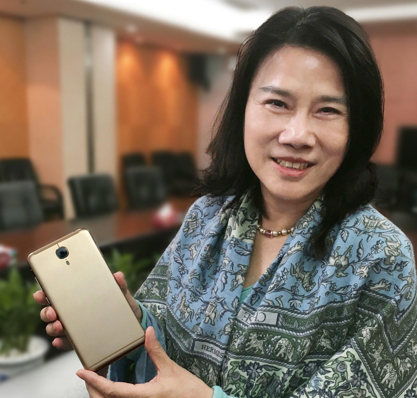 董明珠直播中批评员工，现场气氛低沉，嘉宾在中间打圆场