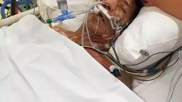 男子割草遭遇眼镜蛇咬伤手指，险象环生面临截肢危机