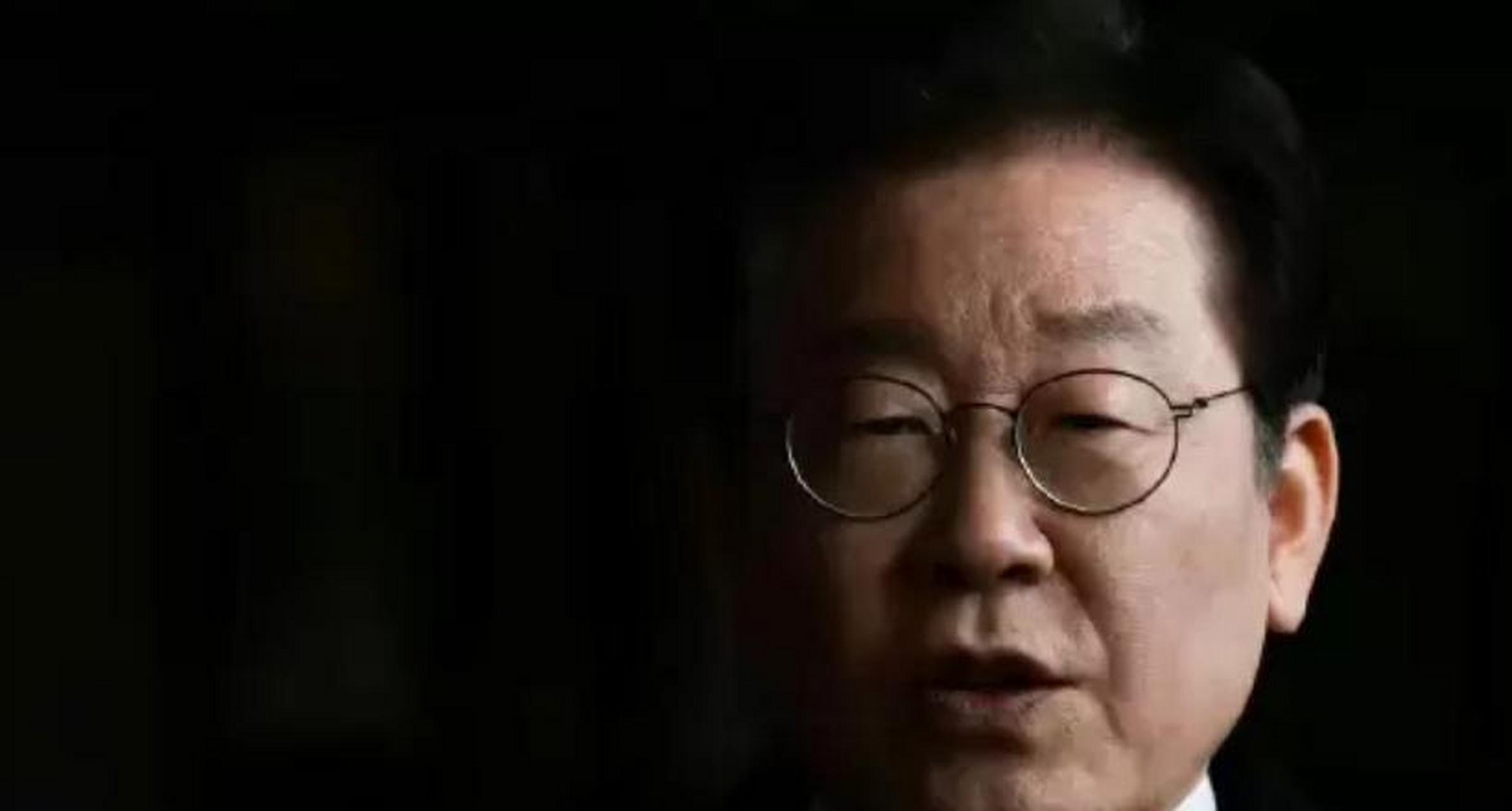李在明独特的开会方式，边开会边大口吃紫菜包饭