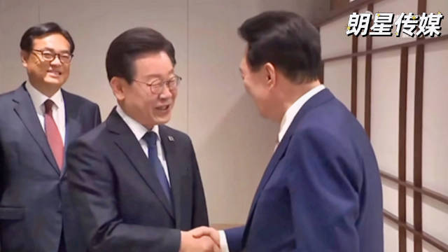 李在明独特的开会方式，边开会边大口吃紫菜包饭