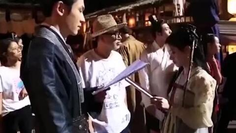 韩国记者为抢拍瞬间，一把推开李在明夫人