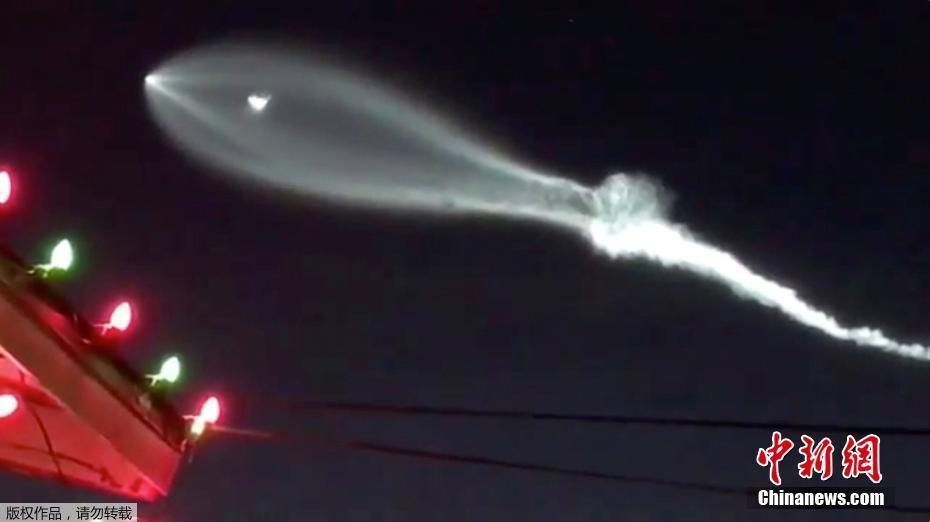 西安城墙上空惊现UFO？揭秘真相，实为火箭发射尾迹
