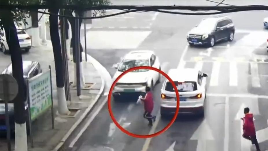 女子鬼探头式奔跑过斑马线被撞，交通安全意识的警钟