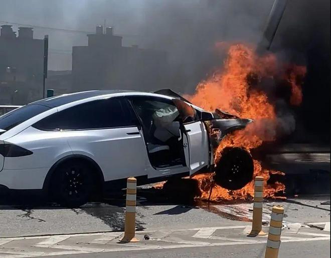 特斯拉长期投资者称特马之争是灾难：“全世界正见证马斯克帝国的瓦解”
