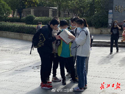 高考第二科结束，中年考生的独自走出考场之路