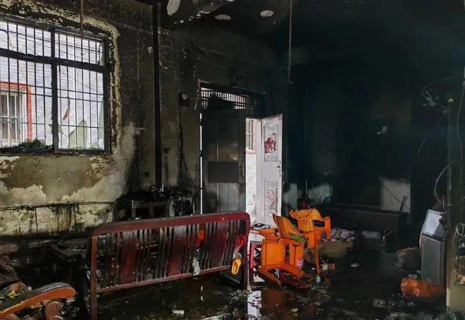 贵州一民房起火致3死，原因系手机充电器给玩具电池充电引燃沙发