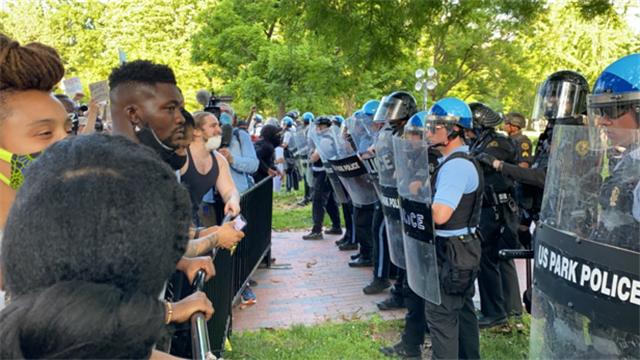美加州洛杉矶警方与抗议者对峙后撤退，全市进入战术警戒状态