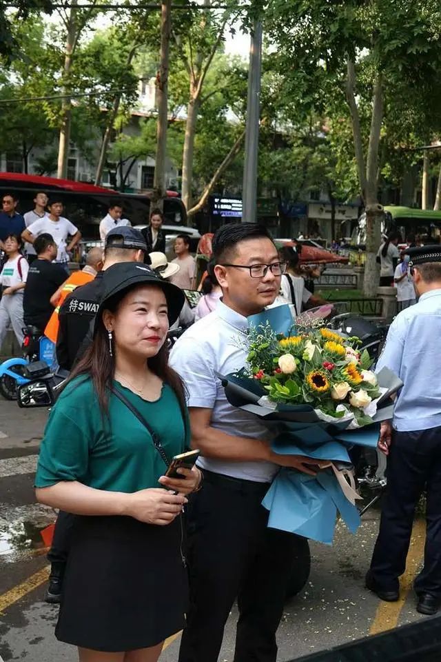 高考落幕之际，家长的守候与花的期盼