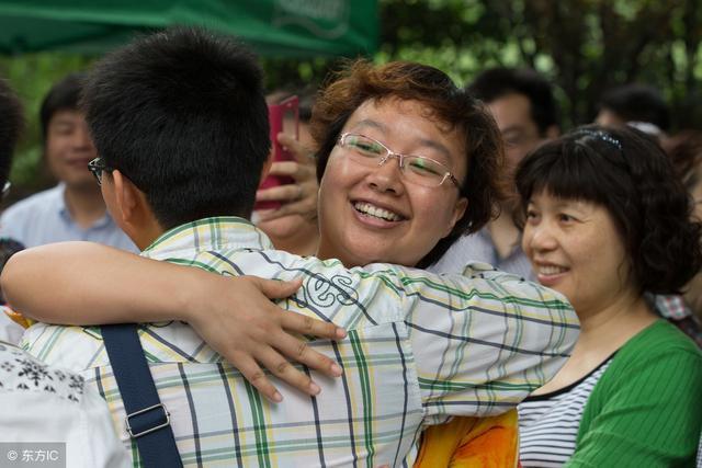 高考结束，考生集体寻找妈妈，那份特别的感动与记忆